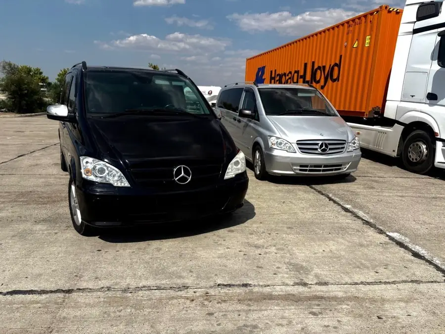 Два микроавтобуса Mercedes Vito — серебристый и чёрный