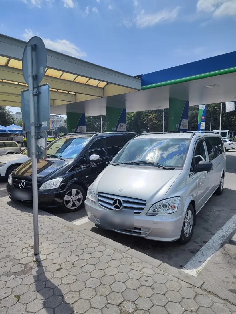 Два микроавтобуса Mercedes Vito на заправке OMV